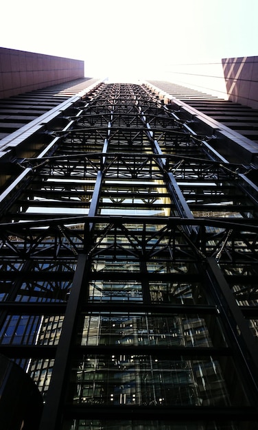 Vista de ángulo bajo de un edificio moderno