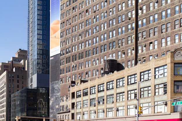 Vista de ángulo bajo del edificio moderno.