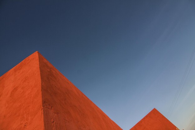Vista en bajo ángulo del edificio naranja contra el cielo