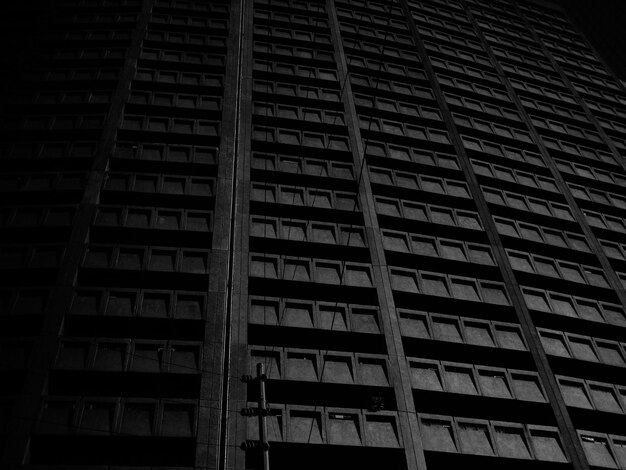 Vista de bajo ángulo del edificio por la noche