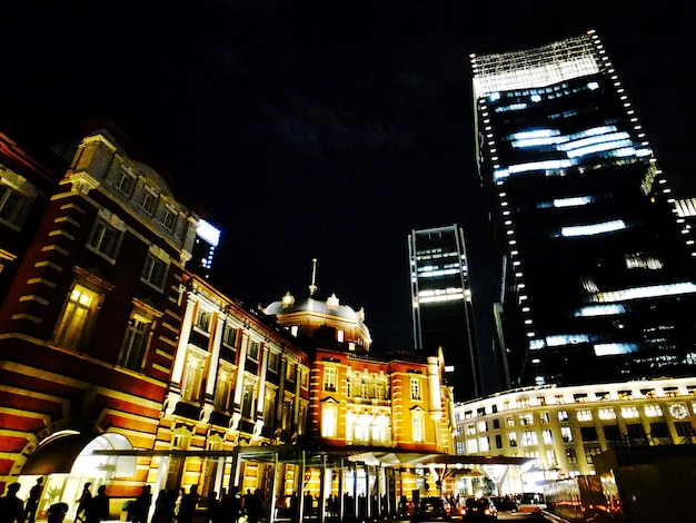 Foto vista de bajo ángulo del edificio por la noche