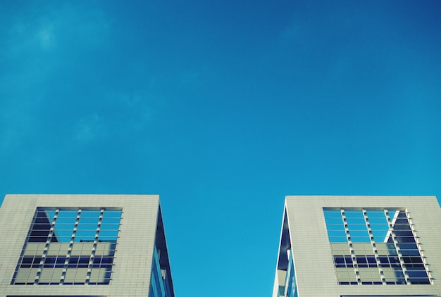 Foto vista en bajo ángulo de un edificio de oficinas contra el cielo azul