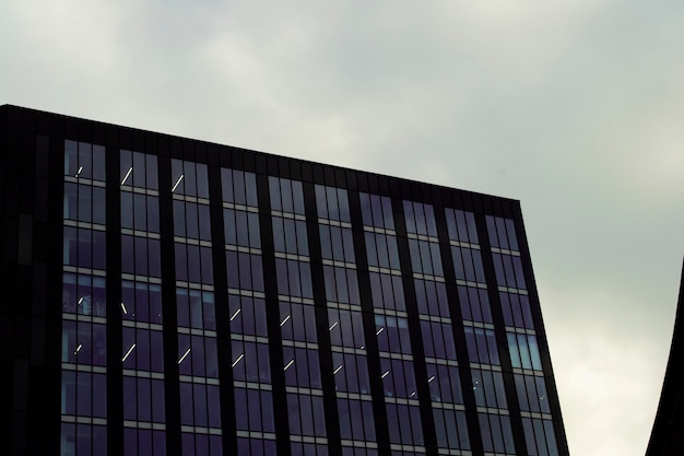 Foto vista en bajo ángulo de un edificio de oficinas contra el cielo