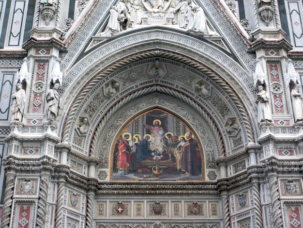 Foto vista en bajo ángulo de un edificio ornamentado