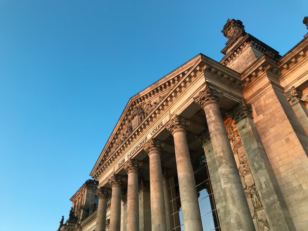 Vista en bajo ángulo del edificio del Reichstag contra el cielo azul