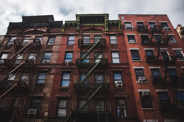 Vista de ángulo bajo de un edificio residencial contra el cielo