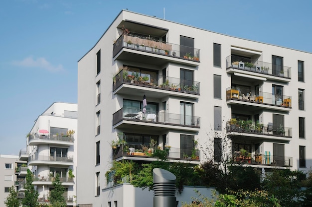 Vista de ángulo bajo de un edificio residencial contra el cielo