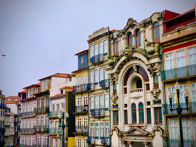 Vista de ángulo bajo de un edificio residencial contra el cielo