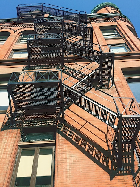 Vista de ángulo bajo de un edificio residencial contra el cielo