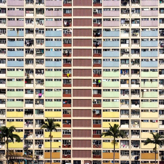 Vista desde un ángulo bajo de un edificio residencial