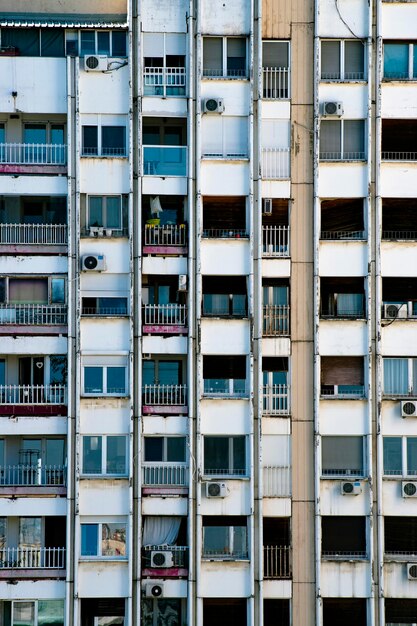 Foto vista desde un ángulo bajo del edificio serbio