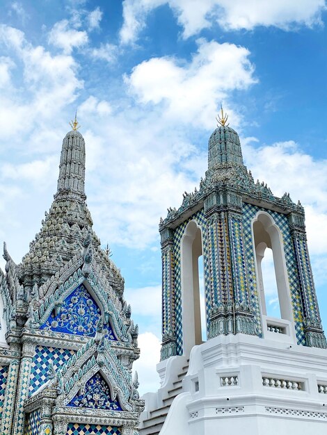 Foto vista de bajo ángulo del edificio del templo contra el cielo