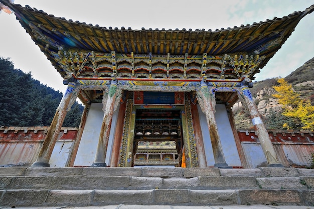 Foto vista de bajo ángulo del edificio del templo contra el cielo