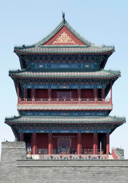 Foto vista de bajo ángulo del edificio del templo contra el cielo