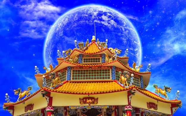 Vista de ángulo bajo de un edificio tradicional contra el cielo azul