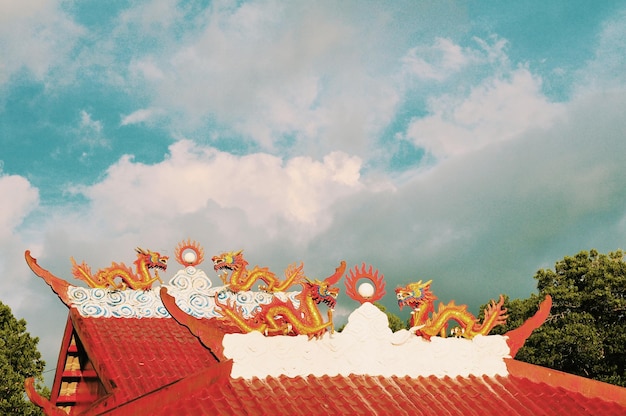 Vista de ángulo bajo de un edificio tradicional contra el cielo