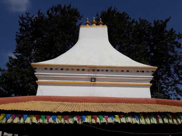 Foto vista de ángulo bajo de un edificio tradicional contra el cielo