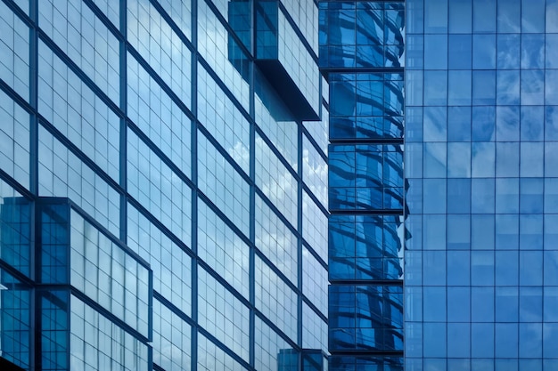 Vista de ángulo bajo de un edificio de vidrio en la ciudad