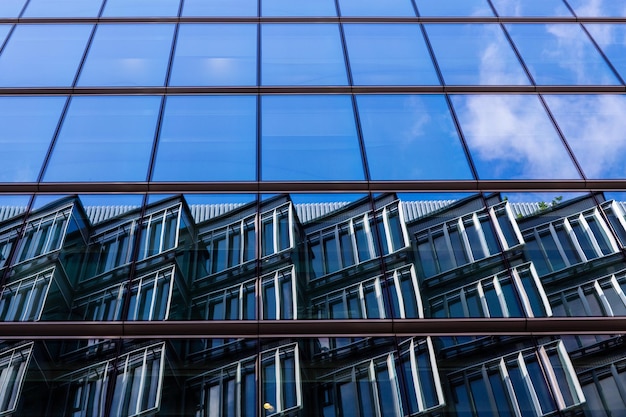 Vista de ángulo bajo de un edificio de vidrio contra el cielo