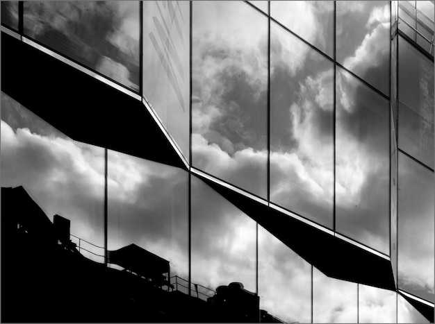 Foto vista de ángulo bajo de un edificio de vidrio contra el cielo