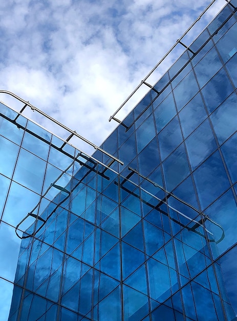 Foto vista de ángulo bajo de un edificio de vidrio contra el cielo