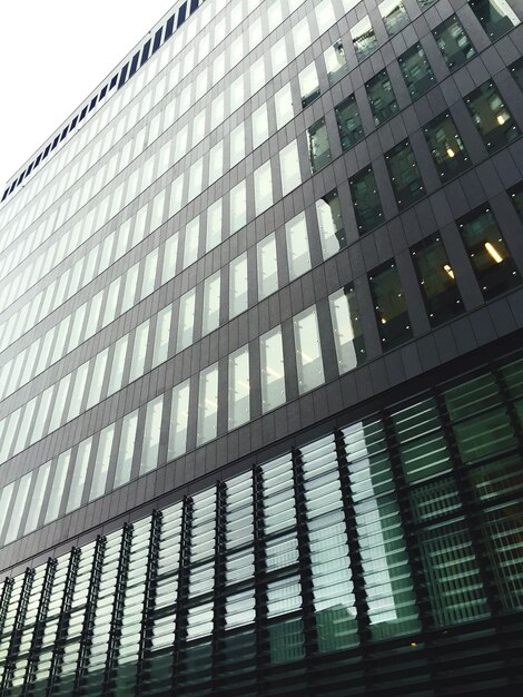 Vista de ángulo bajo de un edificio de vidrio moderno en la ciudad