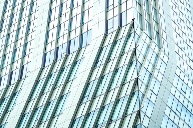 Vista de ángulo bajo de un edificio de vidrio moderno en la ciudad