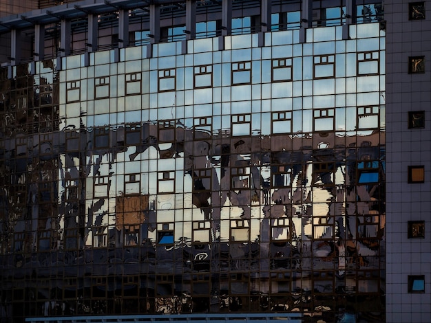 Foto vista en bajo ángulo de un edificio de vidrio con reflexión