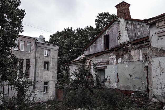 Vista en bajo ángulo de edificios abandonados contra el cielo