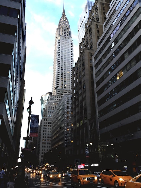 Foto vista en bajo ángulo de los edificios por calle en la ciudad contra el cielo