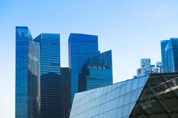 Vista de ángulo bajo de los edificios de la ciudad de singapur