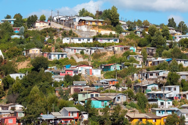 Vista en bajo ángulo de los edificios en la colina