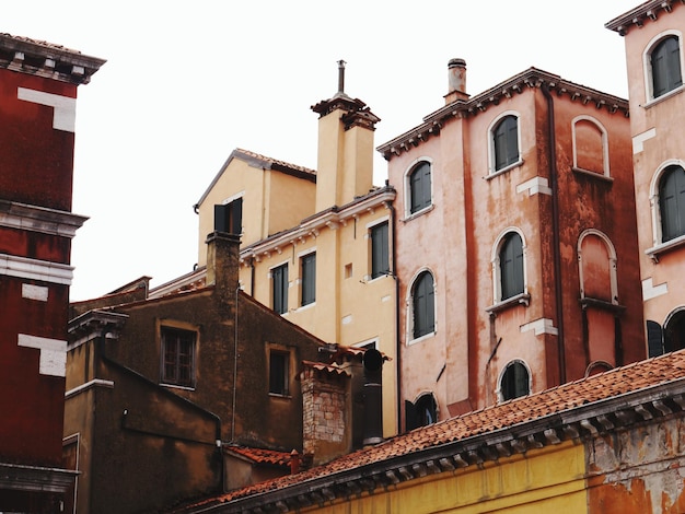 Foto vista en bajo ángulo de edificios coloridos en venecia