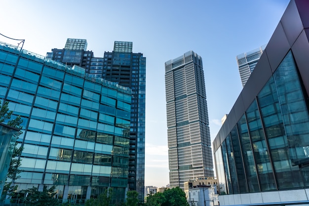 Vista de ángulo bajo de edificios comerciales en Shanghai, China