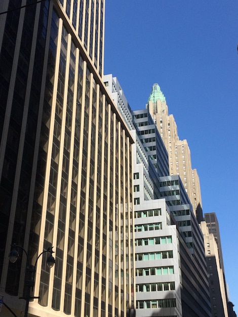 Foto vista en bajo ángulo de los edificios contra un cielo azul claro