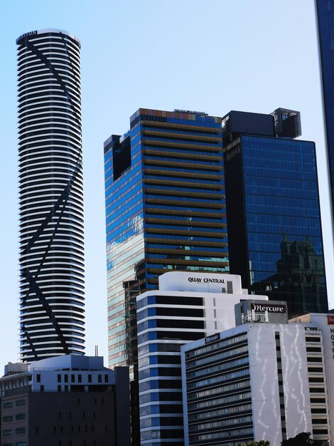 Foto vista en bajo ángulo de los edificios contra un cielo azul claro