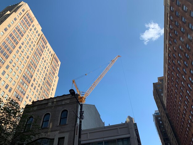 Vista en bajo ángulo de los edificios contra el cielo azul