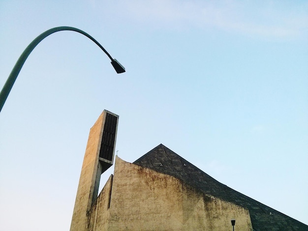 Vista de ángulo bajo de edificios contra el cielo despejado