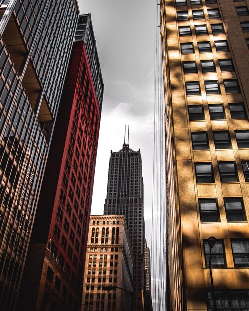 Foto vista en bajo ángulo de los edificios contra el cielo