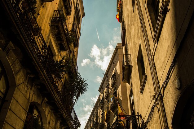 Foto vista en bajo ángulo de los edificios contra el cielo