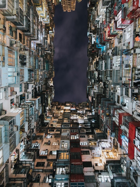 Vista en bajo ángulo de los edificios contra el cielo