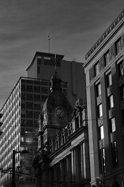 Foto vista en bajo ángulo de los edificios contra el cielo