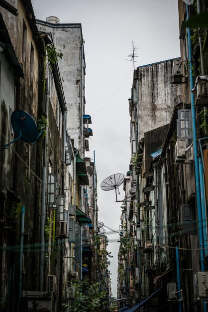 Vista en bajo ángulo de los edificios contra el cielo