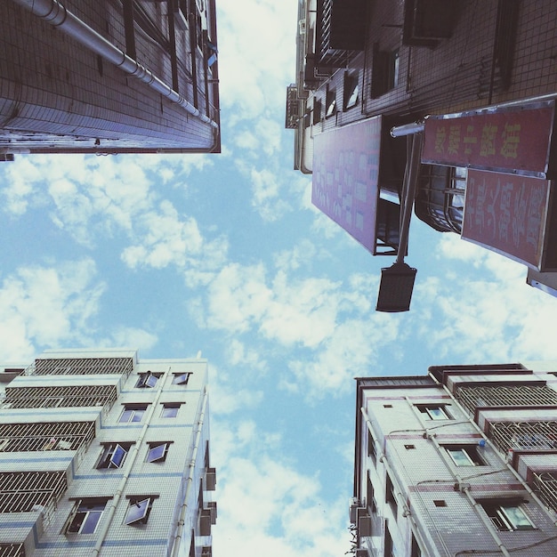 Foto vista en bajo ángulo de los edificios contra el cielo