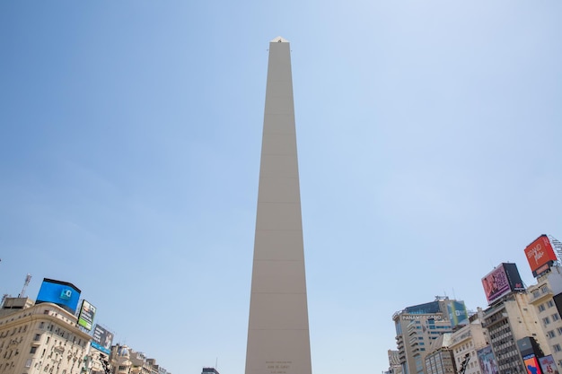 Vista en bajo ángulo de los edificios contra el cielo