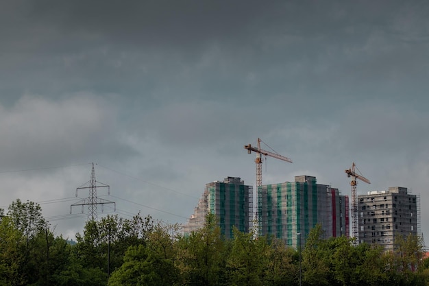 Foto vista en bajo ángulo de los edificios contra el cielo