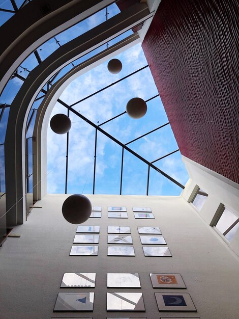 Foto vista en bajo ángulo de los edificios contra el cielo