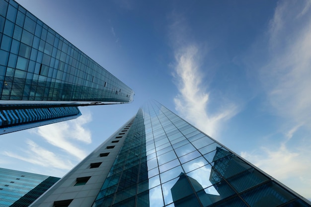 Foto vista en bajo ángulo de los edificios financieros de singapur