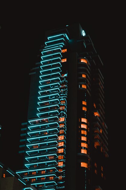 Foto vista en bajo ángulo de edificios iluminados contra el cielo nocturno