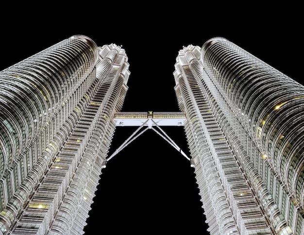 Foto vista en bajo ángulo de edificios iluminados contra el cielo nocturno